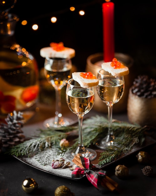 bicchiere di champagne e pane grigio con caviale rosso