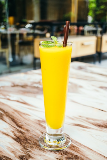 bicchiere di frullato al mango ghiacciato