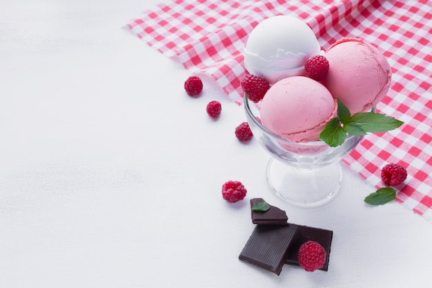 Bicchiere di gelato alla vaniglia e lamponi