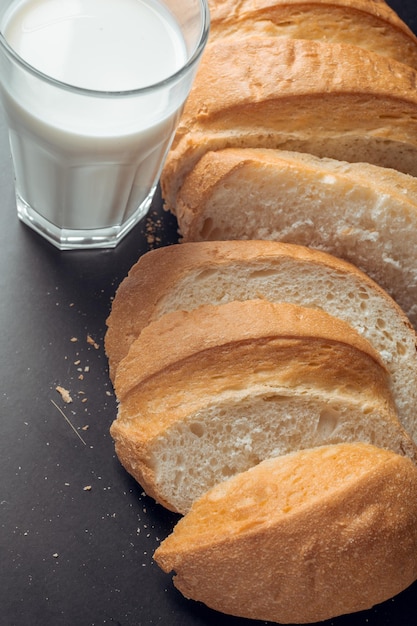 Bicchiere di latte e pane