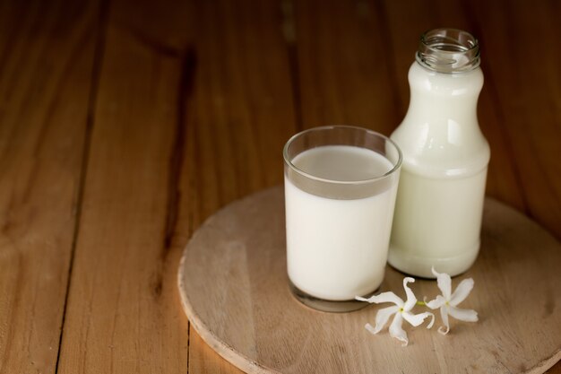 Bicchiere di latte e una bottiglia di latte fresco