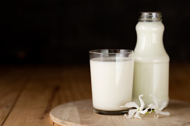 Bicchiere di latte e una bottiglia di latte fresco