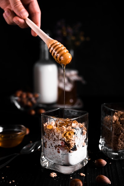 Bicchiere di muesli con latte e miele