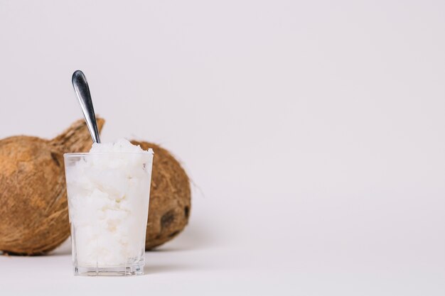 Bicchiere di olio di cocco con copia-spazio