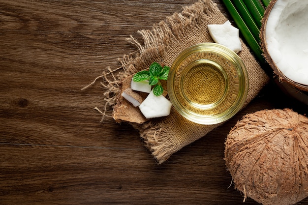 bicchiere di olio di cocco messo sul pavimento in legno scuro