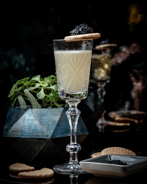 bicchiere di shampaigne con caviale nero sul tavolo