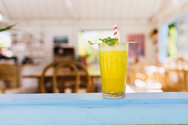 bicchiere di succo d'arancia sul tavolo di un ristorante