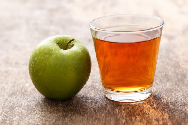 Bicchiere di succo di mela