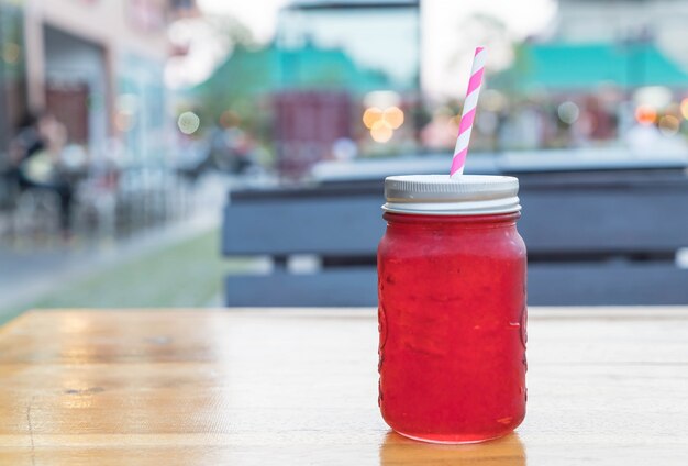 Bicchiere di succo di rosella fredda