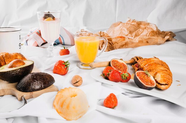 Bicchiere di succo tra cibo per colazione