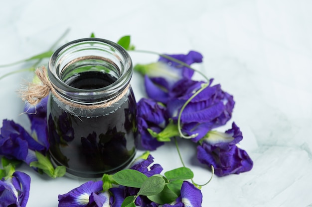 bicchiere di tè Butterfly Pea Flower messo sul pavimento di marmo bianco