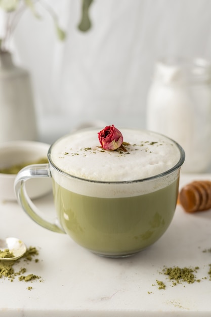 Bicchiere di vetro trasparente con liquido bianco