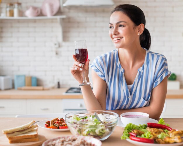 Bicchiere di vino della tenuta della donna del colpo medio