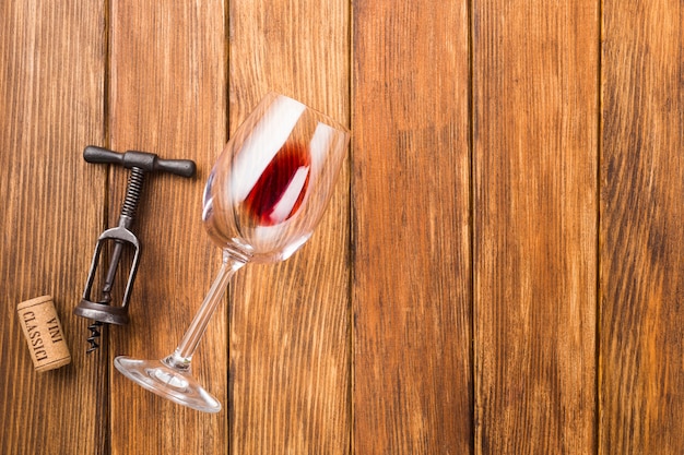 Bicchiere di vino e cavatappi copia spazio
