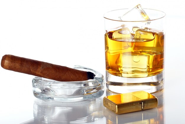 Bicchiere di whisky e sigari