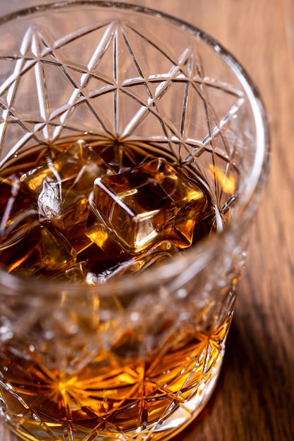 Bicchiere di whisky scozzese su tavola di legno