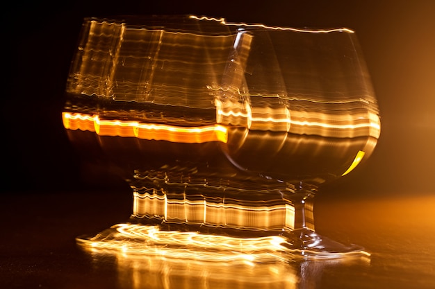 Bicchiere dorato di whisky e linee gialle