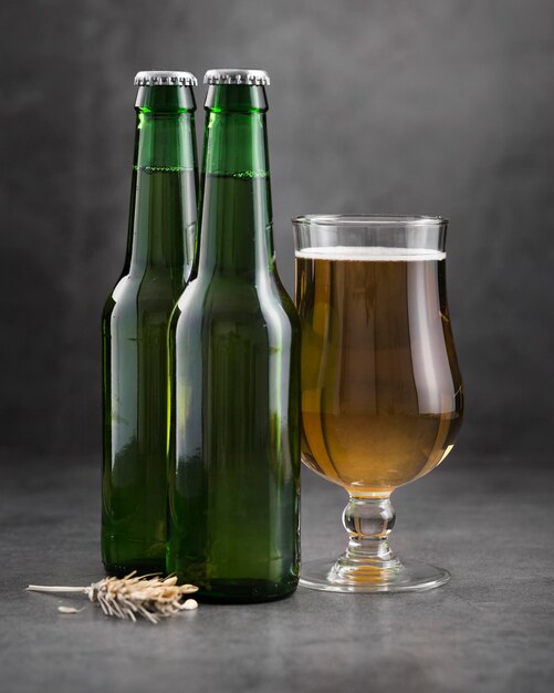Bicchiere e bottiglia di birra