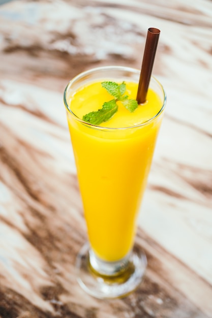 Bicchiere ghiacciato di smoothie di Mango