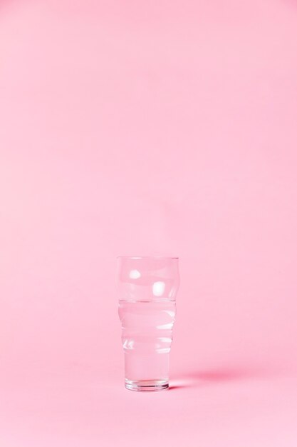 Bicchiere pieno di acqua cristallina