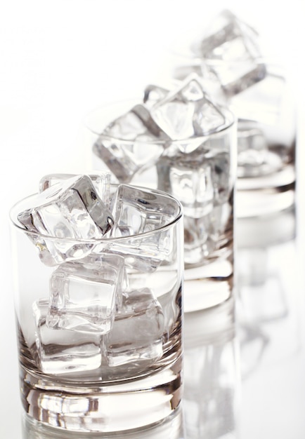 Bicchiere pieno di cubetti di ghiaccio