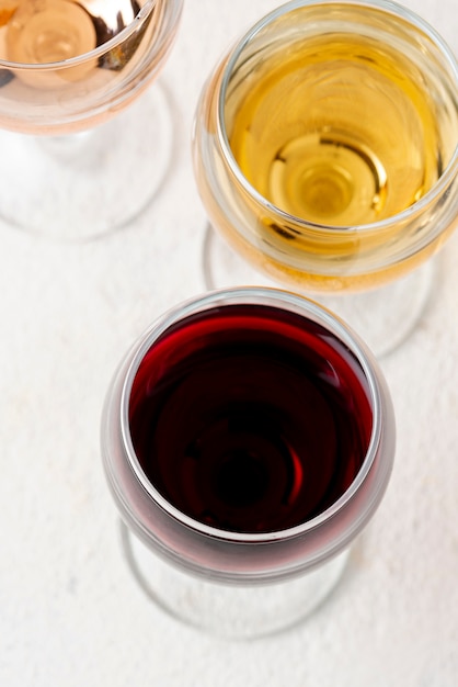 Bicchieri ad alto angolo con vino rosso e bianco