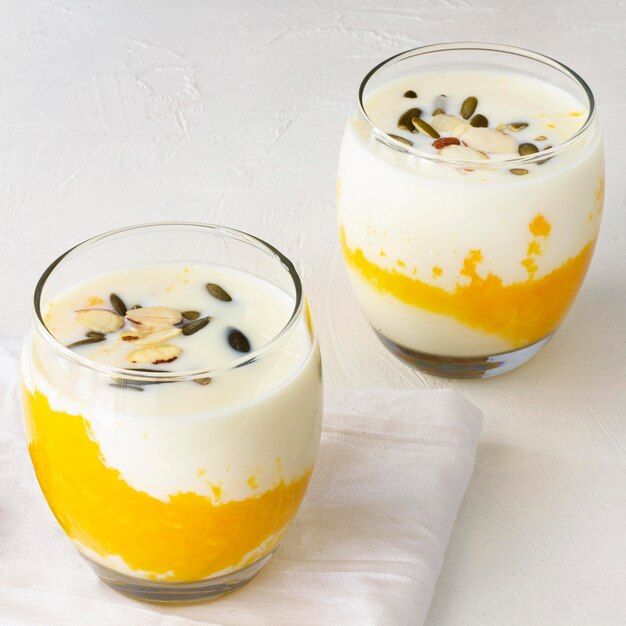 Bicchieri alti con gustoso yogurt