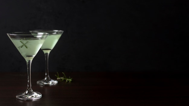 Bicchieri aromatici di cocktail con spazio di copia