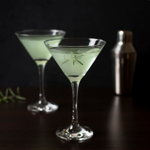 Bicchieri aromatici di cocktail pronti per essere serviti