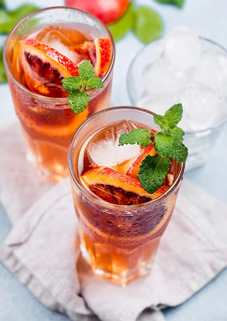 Bicchieri con tè freddo alla frutta aromatica