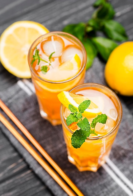 Bicchieri con tè freddo alla menta