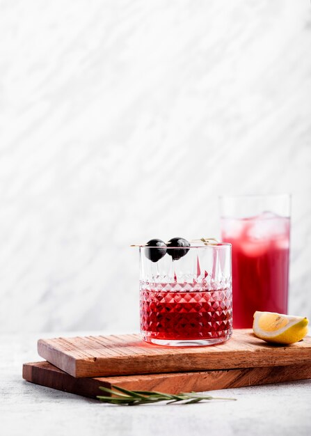 Bicchieri da cocktail rossi copiano lo spazio