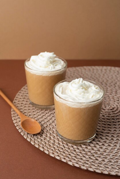 Bicchieri di caffè con panna montata sul tavolo