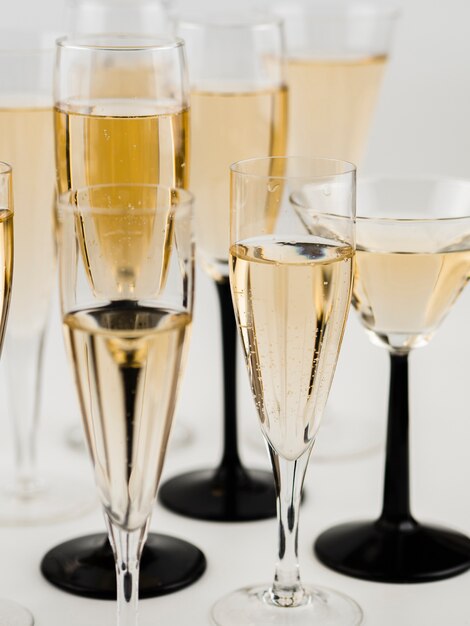 Bicchieri di champagne con bolle