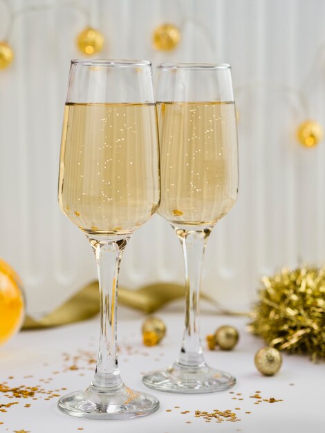 Bicchieri di champagne con tinsel dorato