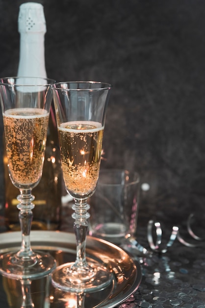 Bicchieri di champagne frizzante su un vassoio