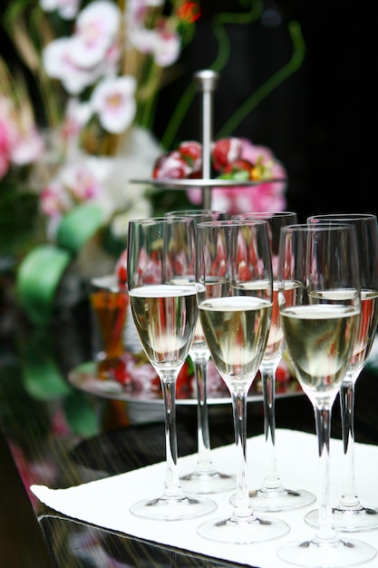 Bicchieri di champagne sul tavolo