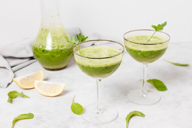 Bicchieri di frullati sani con fette di limone