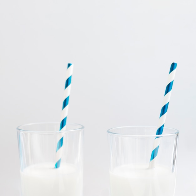 Bicchieri di latte con paglia