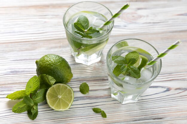 Bicchieri di limonata lime vista dall&#39;alto sul tavolo