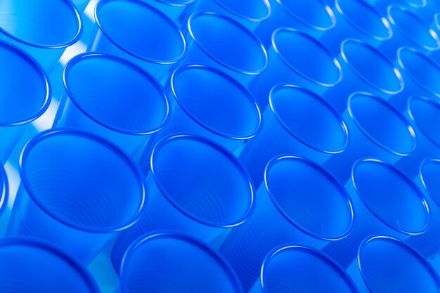 Bicchieri di plastica usa e getta blu