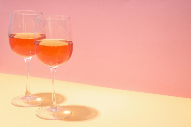 Bicchieri di vino deliziosi alcolici bevono spazio per il testo