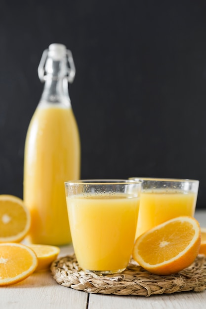Bicchieri e bottiglia di succo d'arancia