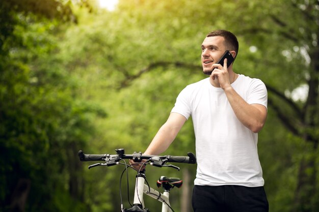 Bici da bicicletta adulto sfondo asfalto