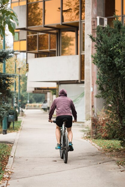 Bici di guida del ragazzo di forma fisica