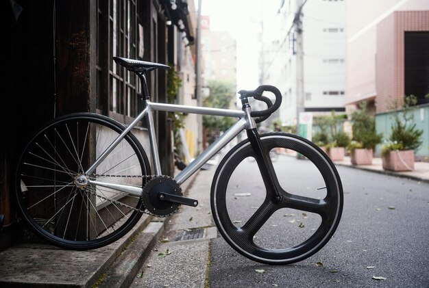 Bicicletta all'aperto in strada