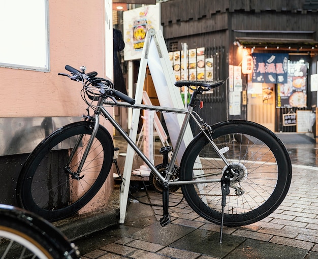 Bicicletta argentata con dettagli neri