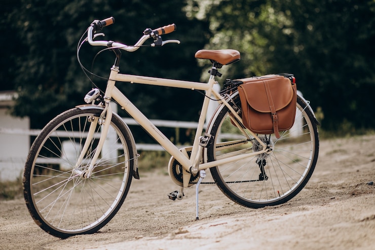 Foto gratuito bicicletta d'epoca da solo in piedi sulla sabbia