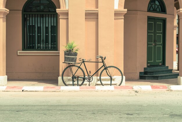 bicicletta d&#39;epoca su sfondo della parete