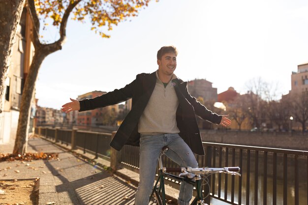 Bicicletta di guida dell'uomo del tiro medio